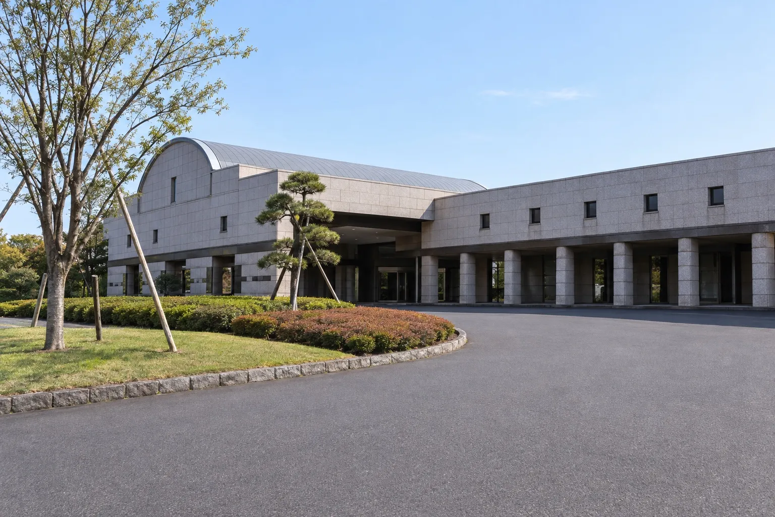 茅ヶ崎市斎場の外観。横に長い低層の建物と車寄せ（イメージ）