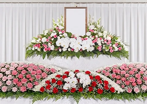 白い胡蝶蘭と赤・ピンクの花を合わせた、大きな生花祭壇