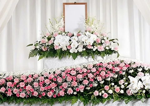ピンクと白の花で彩った、二段の生花祭壇
